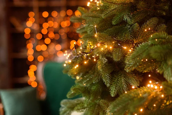Árbol Navidad Con Luces Primer Plano Fondo Del Sofá Luces — Foto de Stock