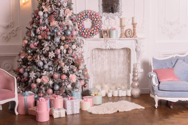 Weihnachten Wohnzimmer Interieur Mit Einem Großen Weihnachtsbaum Geschenken Und Einem — Stockfoto