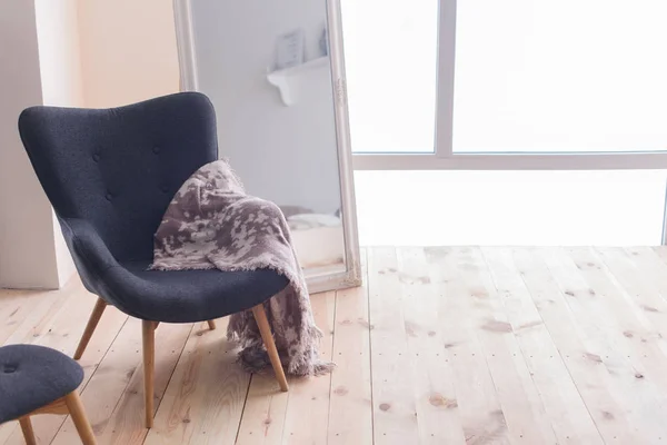 现代化的卧室内饰 带扶手椅 镜子和毯子 — 图库照片