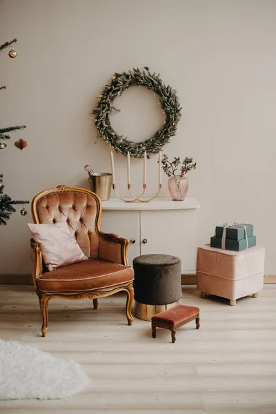 ビンテージ家具とクリスマスのリビング ルームのインテリア — ストック写真