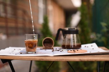 Kahve dökülen süt süreci