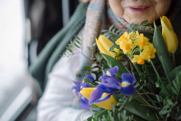 Äldre Kvinna Med Bukett Blommor Stockbild