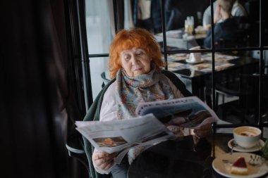 Yaşlı kadın sabah gazetede Cafe