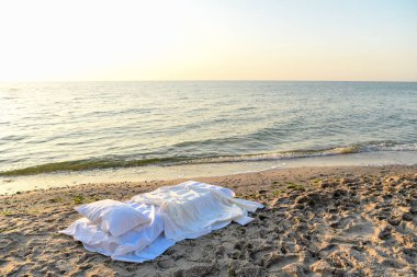 Sahilde yatak çarşafları ile yatak