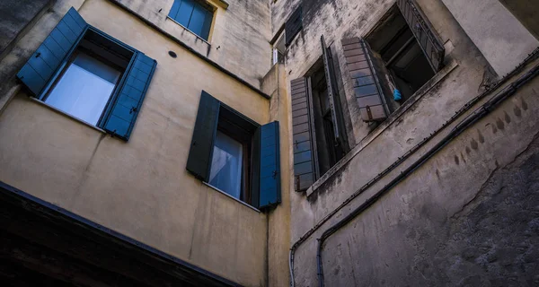 Historyczne Windows Historycznego Budynku Wenecji Włoszech — Zdjęcie stockowe