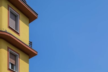 İki pencere ile sarı bir ev ve mavi gökyüzü soyut fotoğraf