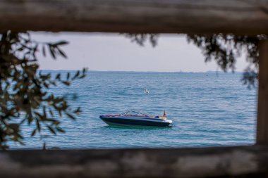 Bir tek botla İtalya Lago di Garda Gölü çerçeveli bir görünüm