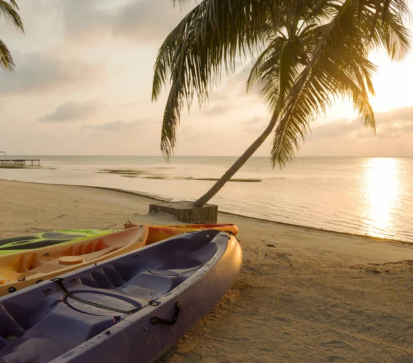 Kayaks Sitting Beach Dawn Beautiful Sunrise — Stock Photo, Image