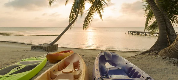 Kayaks Sentados Playa Amanecer Con Hermoso Amanecer — Foto de Stock