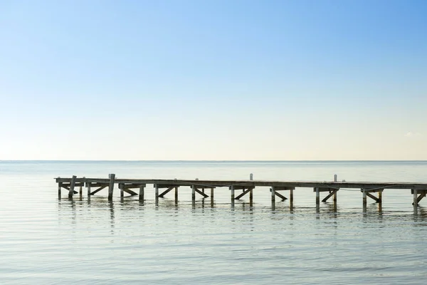 Wooden Dock Calm Ocean Water Minimalism Background — Stock Photo, Image