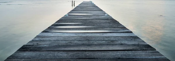 Amanecer Embarcadero Madera Que Extiende Océano Silencioso — Foto de Stock