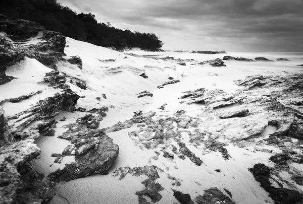 Australský Oceánu Krajiny Malebné Úsvitu Mokré Kameny Stradbroke Island Černé — Stock fotografie