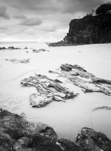 Deadmans 海滩日出观朝 Frenchmans 海滩上斯特德布鲁克岛 昆士兰 澳大利亚黑白相间 — 图库照片