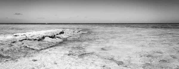 黒と白の南太平洋のニューカレドニアの明確な熱帯水の上鴨島からの眺め — ストック写真