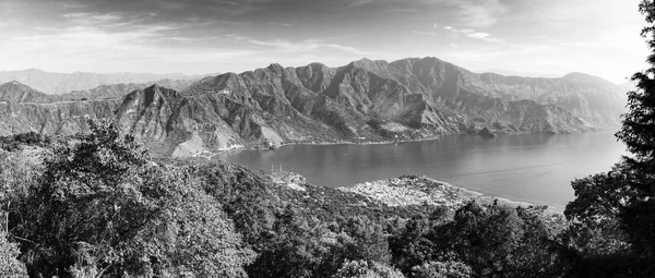 黒と白の火山地とアティトラン湖のパノラマ — ストック写真