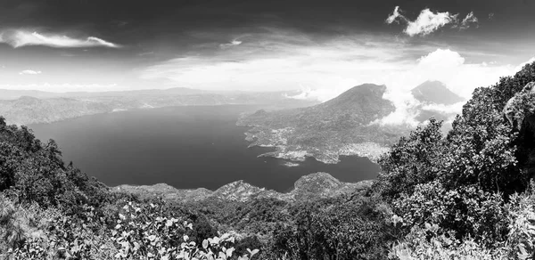 从阿特蒂兰湖湖的全景看 来自危地马拉 中美洲的黑白色火山山顶 — 图库照片