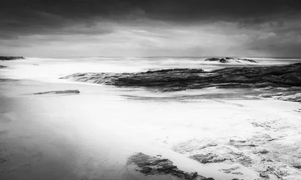 Stürmische Strandlandschaft Zeitraffer Mit Glatten Wellen Und Felsen Schwarz Weiß — Stockfoto