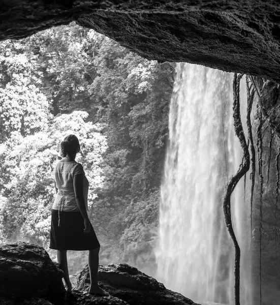 Tourist Dans Une Grotte Surplombant Cascade Misol Près Palenque Chiapas — Photo