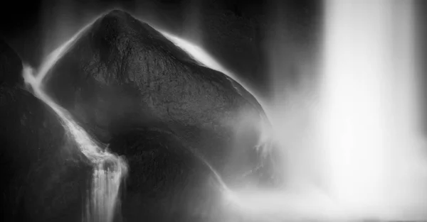 Agua Cayendo Sobre Rocas Fondo Una Cascada México Blanco Negro —  Fotos de Stock