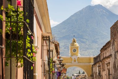 Antigua Guatemala, klasik sömürge kasaba ile ünlü Arco de Santa Catalina ve Volcan de Agua arkasında