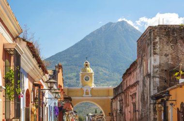 Antigua Guatemala, klasik sömürge kasaba ile ünlü Arco de Santa Catalina ve Volcan de Agua arkasında