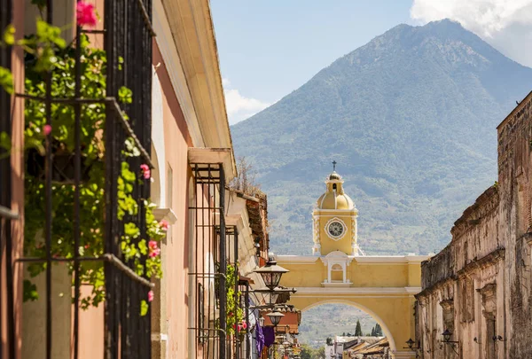 Αντίγκουα Γουατεμάλα Κλασικό Αποικιακή Πόλη Διάσημη Arco Santa Catalina Και — Φωτογραφία Αρχείου