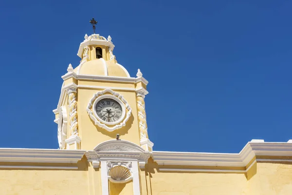 中央アメリカのグアテマラのアンティグアでアルコ サンタ カタリナ宮殿時計塔 — ストック写真