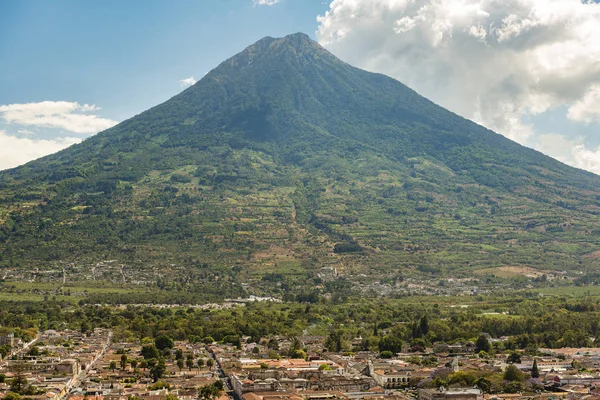 阿瓜火山 危地马拉的安提瓜市的看法在中美洲落后 — 图库照片