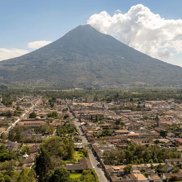 阿瓜火山 危地马拉的安提瓜市的看法在中美洲落后 — 图库照片