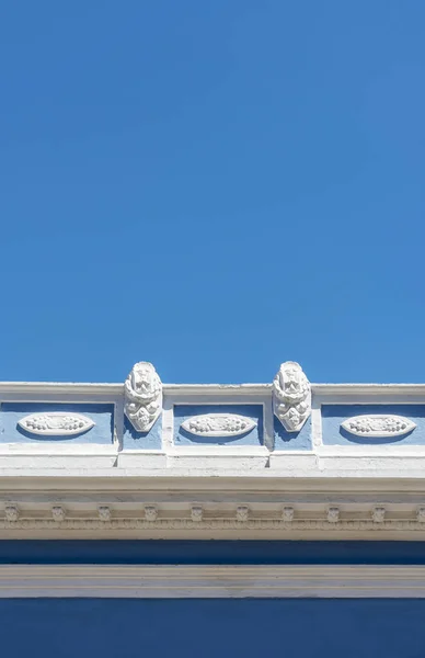 Dettaglio Edificio Che Presenta Colori Della Bandiera Guatemalteca Con Cielo — Foto Stock