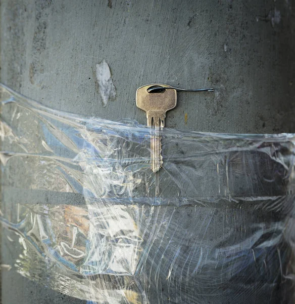 Ένα Χαμένο Κλειδί Βρίσκεται Και Μαγνητοσκοπημένο Ένα Πόλο Στο Δρόμο — Φωτογραφία Αρχείου
