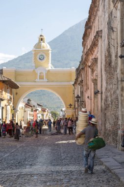 Antigua, Guatemala - 24 Şubat 2018: tanımlanamayan adamın şapka satan turistik şehir Antigua, Guatemala ünlü Santa Catalina kemerin altında girer.