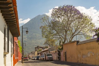 Antigua, Guatemala - 24 Şubat 2018: Sokak sahneler Antigua, Guatemala Volcan de Agua ile popüler turistik şehir içinde belgili tanımlık geçmiş.