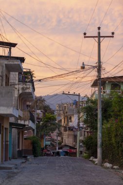 Panajachel, Guatemala - 21 Mayıs 2018: Boş sokakta Panajachel, Guatemala turistik kasabası gündoğumu.