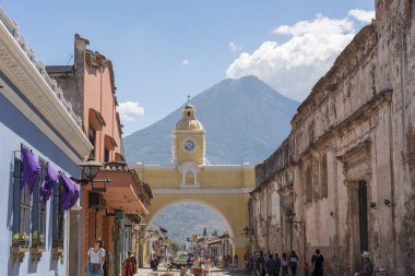 Antigua, Guatemala - 24 Şubat 2018: Kimliği belirsiz kişi pass Santa Catalina Antigua, Guatemala'ünlü kemerin altında.