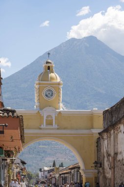 Antigua, Guatemala - 24 Şubat 2018: Kimliği belirsiz kişi pass Santa Catalina Antigua, Guatemala'ünlü kemerin altında.