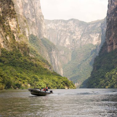 Sumidero Canyon, Meksika - 2 Aralık 2016: Tanımlanamayan turist tur tekne seyahat yoluyla Sumidero Kanyon Chiapas, Meksika.