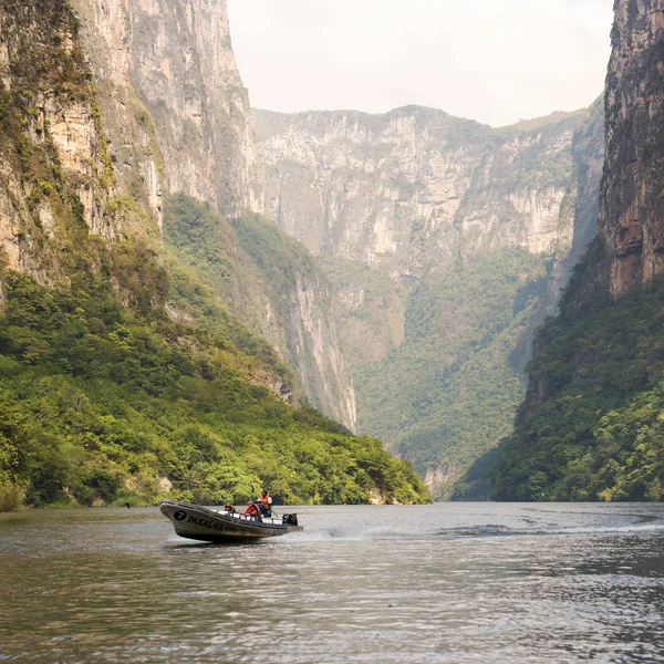 Sumidero Canyon Mexiko Dezember 2016 Unbekannte Touristen Tourbooten Fahren Durch — Stockfoto