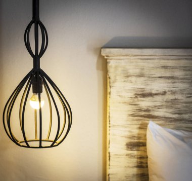 Ferforje yapılan asılı bir başucu lamba