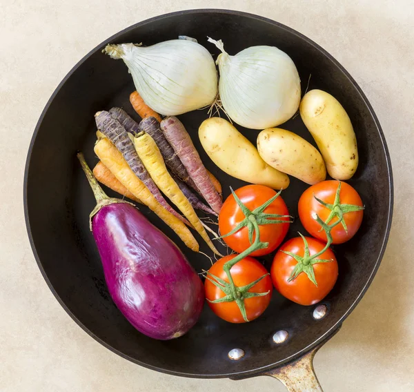 Frisches Gesundes Gemüse Zum Braten Einer Tiefschwarzen Pfanne — Stockfoto