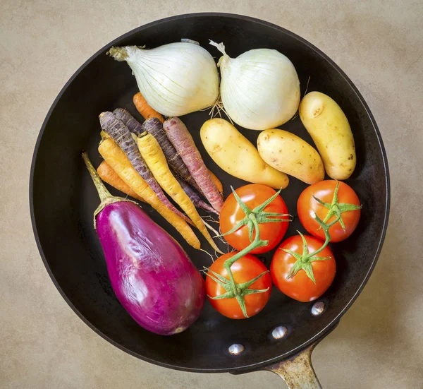 Frisches Gesundes Gemüse Zum Braten Einer Tiefschwarzen Pfanne — Stockfoto