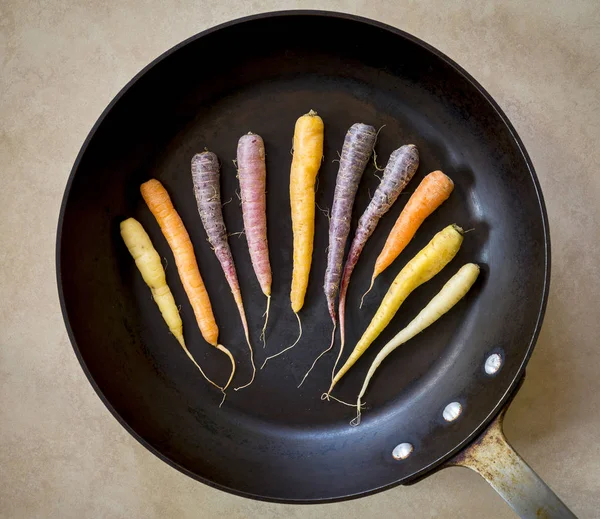 Bunte Regenbogenmöhren Einer Dunklen Bratpfanne — Stockfoto