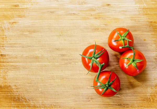 Frische Fachwerk Tomaten Sitzen Auf Einem Holzbrett Hintergrund — Stockfoto