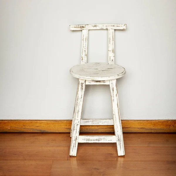 Rustikální Bílá Dřevěná Stolička Pozadí Holý Zdi — Stock fotografie