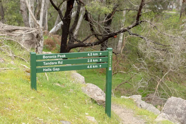 Panneau Dans Les Grampians Victoria Pointant Vers Halls Gap Sentiers — Photo