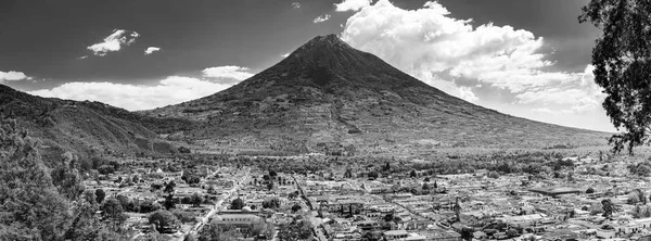Stad Antigua Guatemala zwart-wit — Stockfoto
