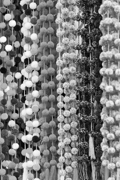 Pom-Poms decorativos blanco y negro —  Fotos de Stock