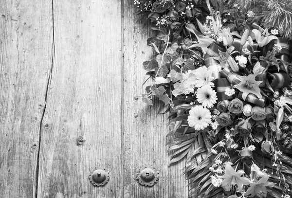 Floral στεφάνι με αντίγραφο χώρου μαύρο και άσπρο — Φωτογραφία Αρχείου