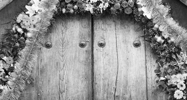Ahşap arka plan siyah beyaz üzerinde çiçek aranjman — Stok fotoğraf