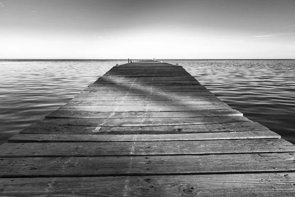 Sombras no molhe preto e branco — Fotografia de Stock